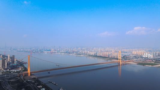 航拍风光城市长江武汉段蓝天白云江景桥梁城市建设素材视频