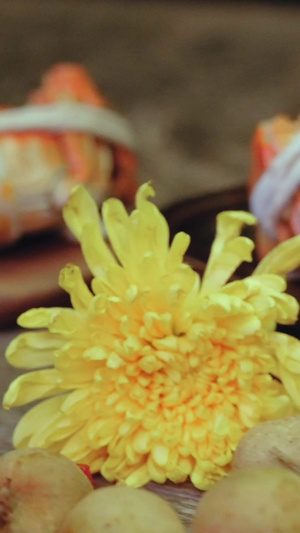 木桌上的菊花桂圆和大闸蟹传统节日9秒视频