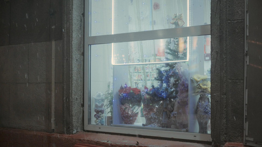 雨雪天气橱窗内圣诞树圣诞节礼物视频