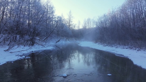 4k航拍清晨河流晨雾雾凇雪景25秒视频