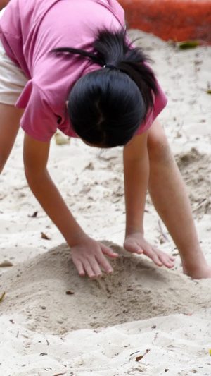 沙滩上玩耍的儿童夏日沙滩孩童嬉戏堆沙子小朋友14秒视频