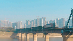 绿皮火车快速驶过湘江桥梁航拍38秒视频