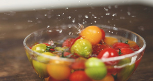 升格新鲜彩色小番茄圣女果樱桃番茄落水与清洗15秒视频