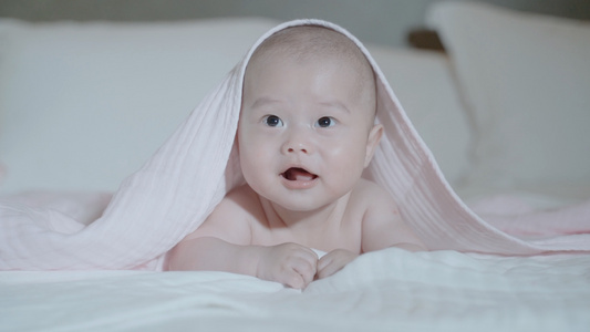 4k升格刚刚洗完澡的宝宝趴在床上开心的笑视频