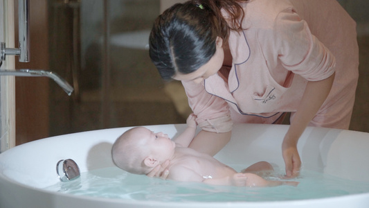 4k升格宝宝在浴缸里面洗澡视频