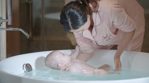 4k升格宝宝在浴缸里面洗澡9秒视频