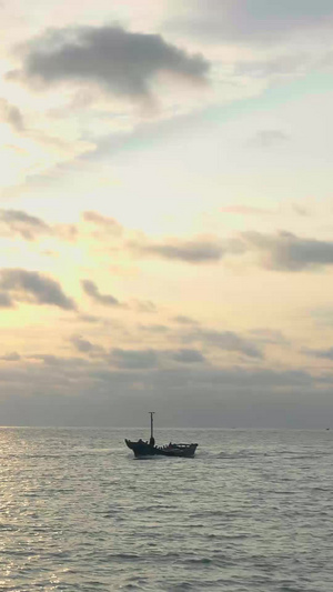 实拍海边码头渔船日出视频素材艺术渲染14秒视频