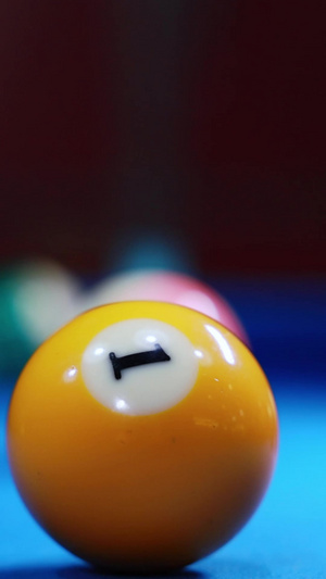 桌球白球与其他球碰撞的特写打桌球14秒视频