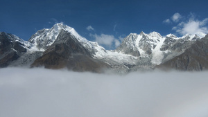 4K航拍四川海螺沟景区云端之上的卫士峰雪山壮观视频素材69秒视频