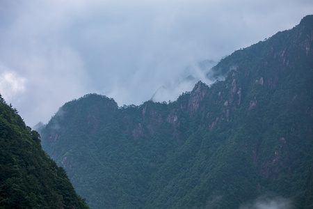 6K延时拍摄山间降雨前后云雾缭绕视频
