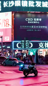 实拍湖南长沙黄兴南路步行街夜景延时摄影十字路口视频