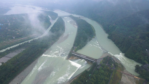 4K航拍云雾之下的都江堰水利工程和旅游风景区44秒视频