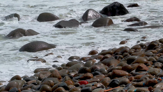 4K剧烈的海浪拍打岸边鹅卵石视频素材空镜头视频