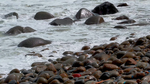 4K剧烈的海浪拍打岸边鹅卵石视频素材空镜头31秒视频