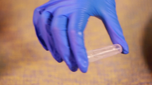实验员戴手套试管采样加入重金属测试液视频