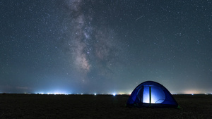 夏日银河星空下的帐篷露营旅行生活延时17秒视频