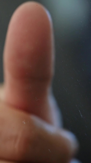 大拇指按压玻璃显现指纹特写亚洲人16秒视频