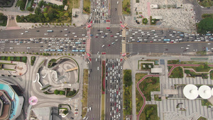 4k航拍广州东莞城市交叉路口拥堵的交通18秒视频