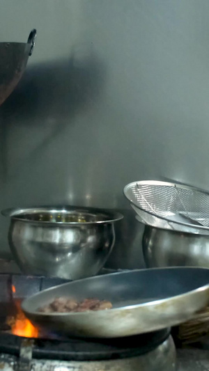 实拍厨房厨师炒菜颠勺特写中国菜24秒视频