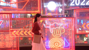 4K深圳新年霓虹灯牌旁逛灯会的少女13秒视频