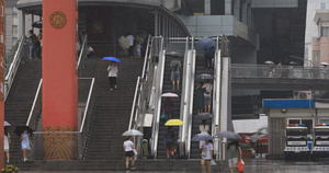 实拍4K雨天下的人流和轻轨60秒视频