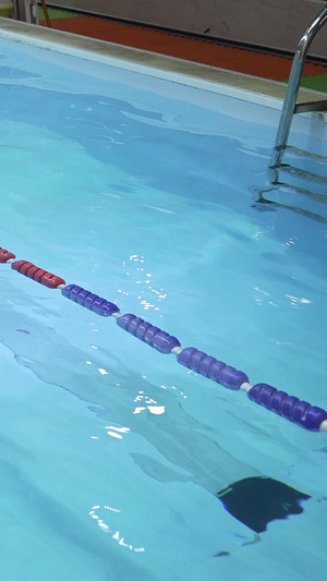 游泳运动员蹬壁素材慢镜头17秒视频
