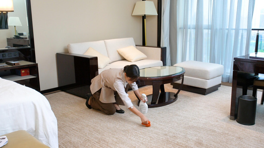 4k酒店客房服务清洁地板视频