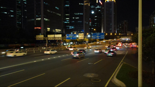 4k高清航拍低空城市交通夜景车流视频