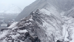 4K航拍被雪覆盖的山梁大山视频素材14秒视频