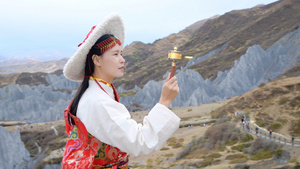 藏族少女手持手摇转经轮4K9秒视频