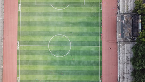 湖南大学足球场踢足球比赛航拍34秒视频