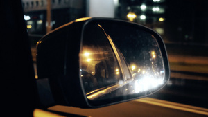 深夜行驶在城市街道上的汽车升格实拍素材35秒视频