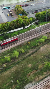 航拍缓慢行驶的列车火车站视频