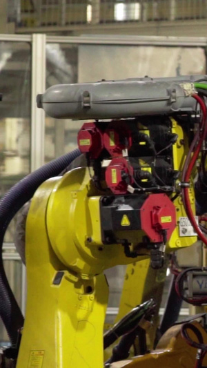实拍汽车工厂生产机械臂自动焊接焊接车间41秒视频