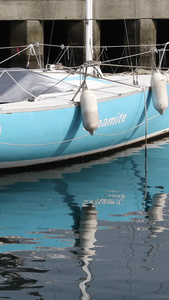 一艘停靠在码头的蓝色游艇视频