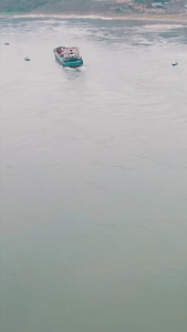 长江航道中行驶的货船航拍集装箱视频