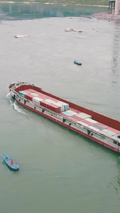 长江航道中行驶的货船航拍集装箱视频