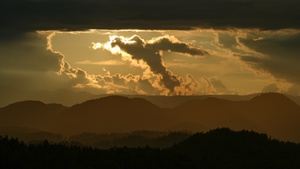 延时摄影山顶落日晚霞夕阳天空阳光下流动的云自然气候4k素材12秒视频