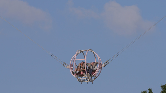 慢镜头升格拍摄4k素材城市蓝天白云天空下游乐场高空惊险刺激跳楼机视频