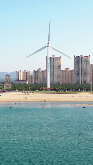 夏季的海水浴场航拍视频海滨风光34秒视频