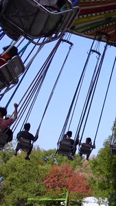 城市景区娱乐休闲亲子儿童乐园的旋转木马素材游乐场视频