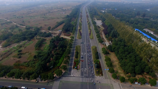 高空航拍环西太湖公路自行车赛视频