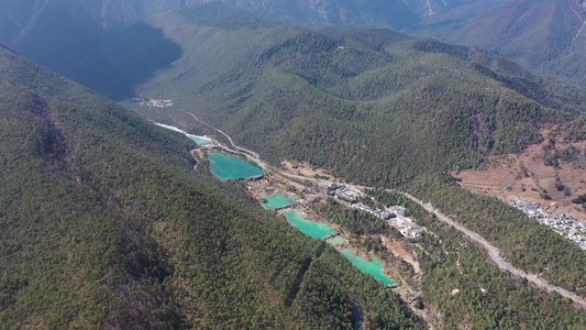 航拍云南丽江玉龙雪山蓝月谷风景区白水河视频