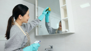 居家女性清洁卫生间化妆镜13秒视频