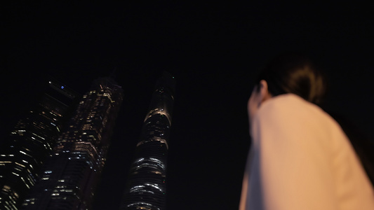 夜晚仰望高楼的都市女性视频