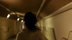 在人行隧道中跑步的高马尾女生38秒视频