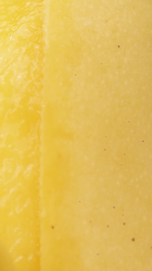 新鲜芒果扒开皮浇牛奶热带水果16秒视频