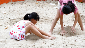 4K沙滩上玩耍的儿童夏日沙滩孩童嬉戏堆沙子14秒视频
