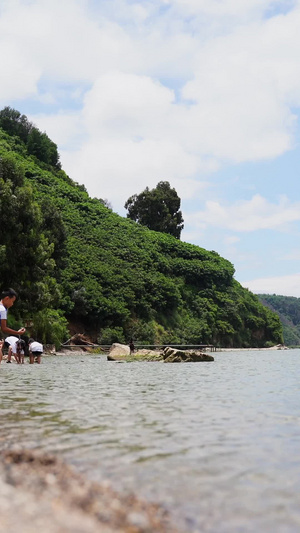 沙滩海边人物玩耍夏天玩水避暑夏天玩耍25秒视频