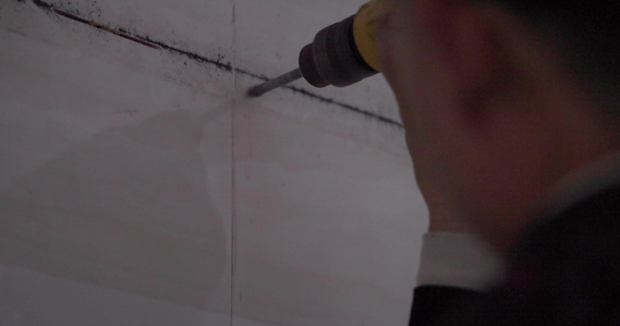 装修厨厕吊顶测量切割家装工人4k实拍视频